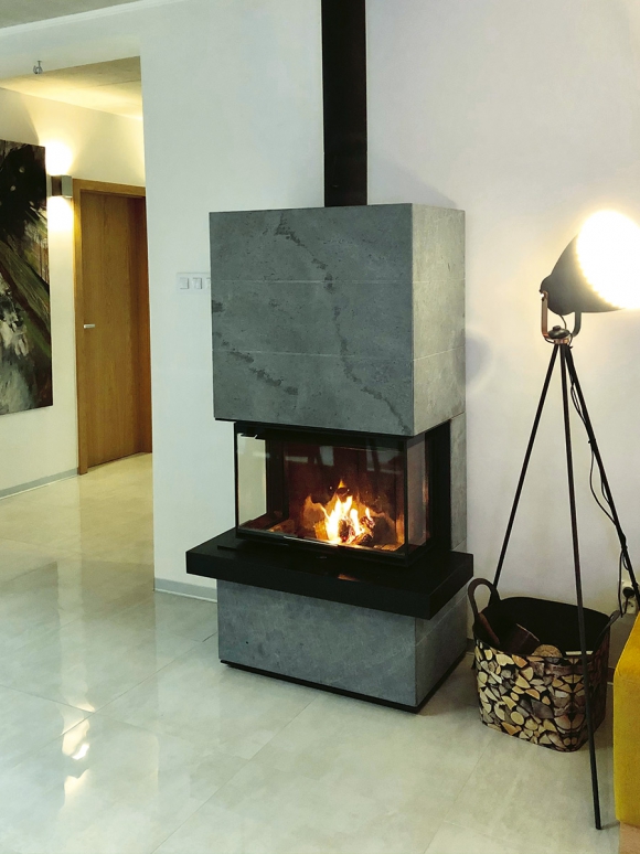 CARA C 02 kameň - designový akumulačný krb s výsuvnými dvierkami